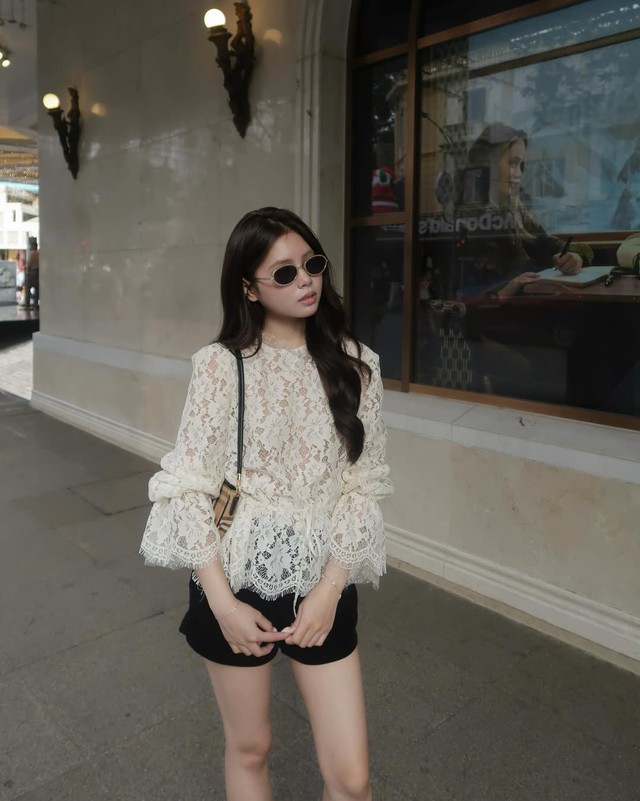 Áo blouse ren cách điệu mang chút điệu đà cho ngày hè- Ảnh 1.