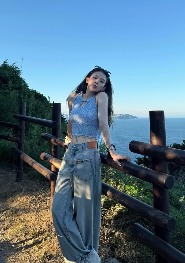 Áo crop top giúp nàng tỏa sáng trong những chuyến du lịch đầu hè  - Ảnh 1.