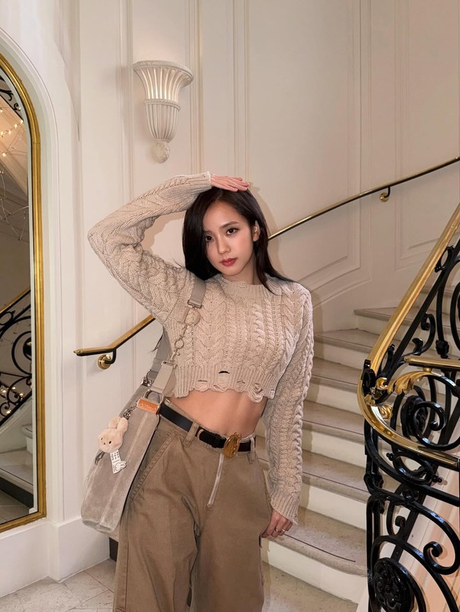 Áo crop top giúp nàng tỏa sáng trong những chuyến du lịch đầu hè  - Ảnh 2.