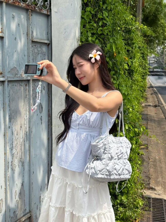 Áo hai dây tôn nét nữ tính cho nàng những ngày đầu hè- Ảnh 5. Áo hai dây tôn nét nữ tính cho nàng những ngày đầu hè- Ảnh 5.