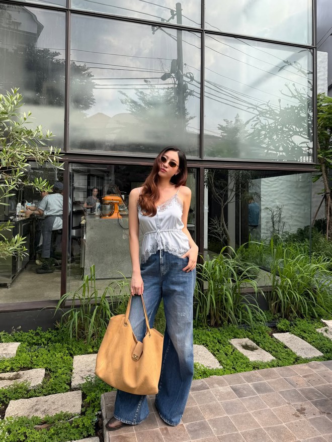 Áo hai dây tôn nét nữ tính cho nàng những ngày đầu hè- Ảnh 1. Áo hai dây tôn nét nữ tính cho nàng những ngày đầu hè- Ảnh 1.