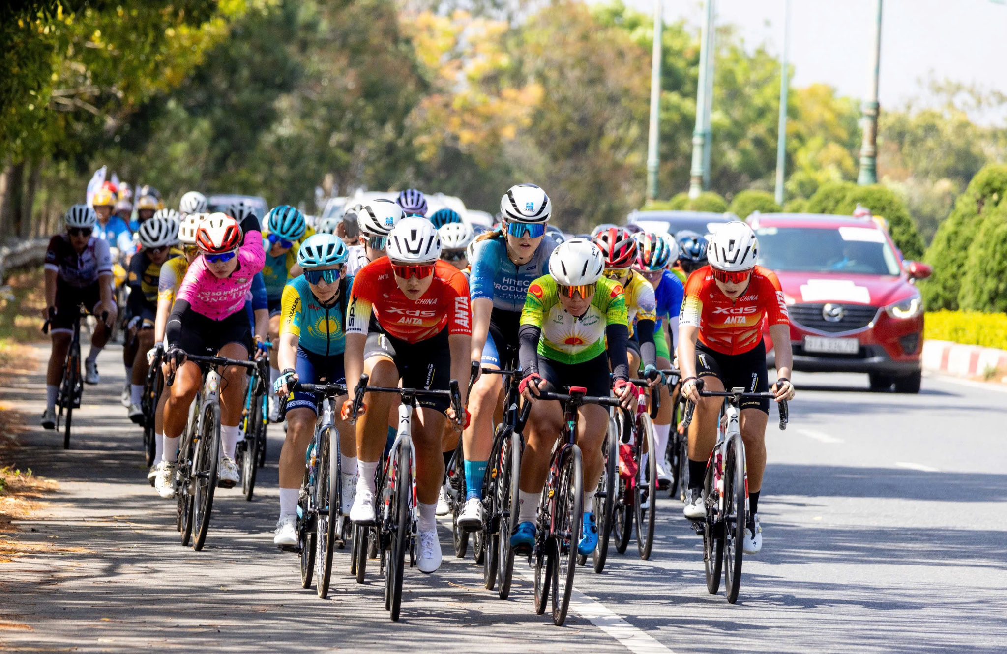 Áo vàng đổi chủ sau màn chinh phục đèo Prenn tại chặng 4 Biwase Tour of Vietnam 2026   - Ảnh 1.