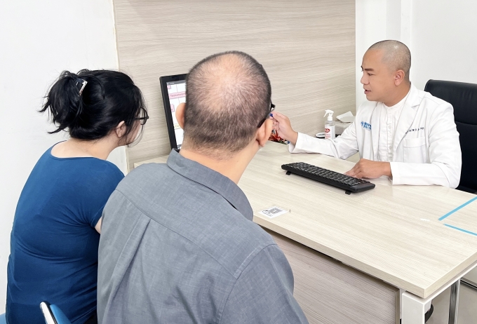 Bác sĩ Duy thăm khám cho bệnh nhân. Ảnh: Lâm Anh