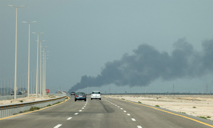 Khói bốc lên sau khi UAV đánh trúng nhà máy lọc dầu Ras Tanura, Arab Saudi ngày 3/2. Ảnh: Reuters