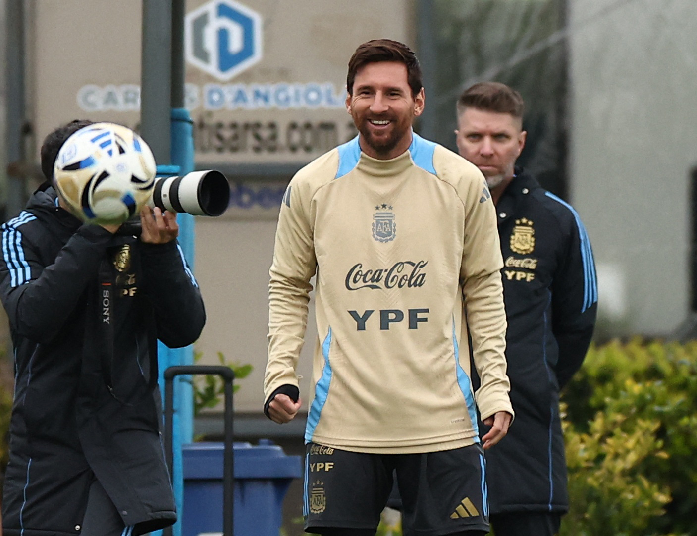 Argentina cấp tốc chọn đối thủ cho Messi trước World Cup, Bồ Đào Nha thiếu vắng Ronaldo vì…- Ảnh 1.