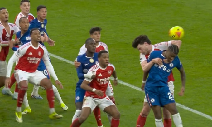 Rice để bóng chạm tay trong trận Arsenal 2-1 Chelsea ở Ngoại hạng Anh hôm 1/3. Ảnh: Sky Sports