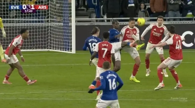 Trung vệ Saliba đá trúng chân cầu thủ Everton, trong trận đấu trên sân Goodison Park. Ảnh chụp màn hình