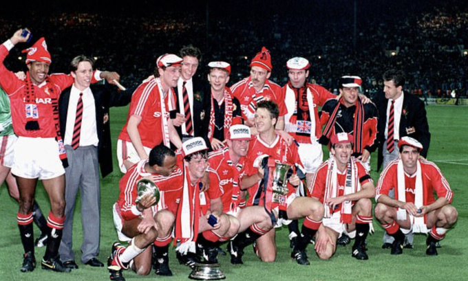 Các cầu thủ Man Utd ăn mừng bên Cup FA năm 1990 - danh hiệu đầu tiên của triều đại Alex Ferguson.