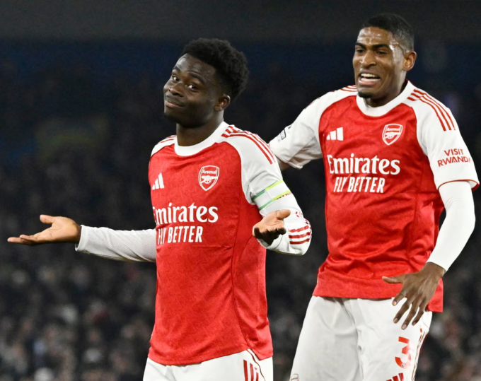 Bukayo Saka (trái) mừng bàn cùng Cristhian Mosquera trong trận Arsenal thắng Brighton 1-0 ở vòng 29 Ngoại hạng Anh trên sân The Amex, Brighton và Hove, Đông Sussex, Anh ngày 4/3/2026. Ảnh: Reuters