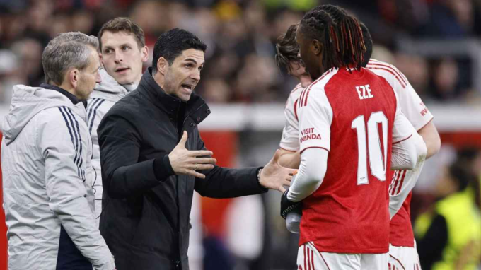 HLV Mikel Arteta nhắc nhở các cầu thủ Arsenal trong trận lượt đi vòng 1/8 Champions League trên sân BayArena, Leverkusen, Nordrhein-Westfalen, Đức ngày 11/3/2026. Ảnh: ANP