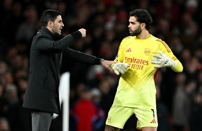 HLV Mikel Arteta trò chuyện với David Raya sau trận Arsenal thắng Chelsea 2-1 ở vòng 28 Ngoại hạng Anh trên sân Emirates, London, Anh ngày 1/3/2026. Ảnh: Arsenal FC