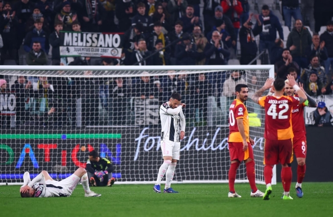 Cầu thủ Juventus thất vọng sau trận lượt về play-off Champions League trên sân Juventus Arena ngày 25/2/2026, khi họ thắng Galatasaray 3-2 nhưng thua chung cuộc 5-7. Ảnh: Reuters