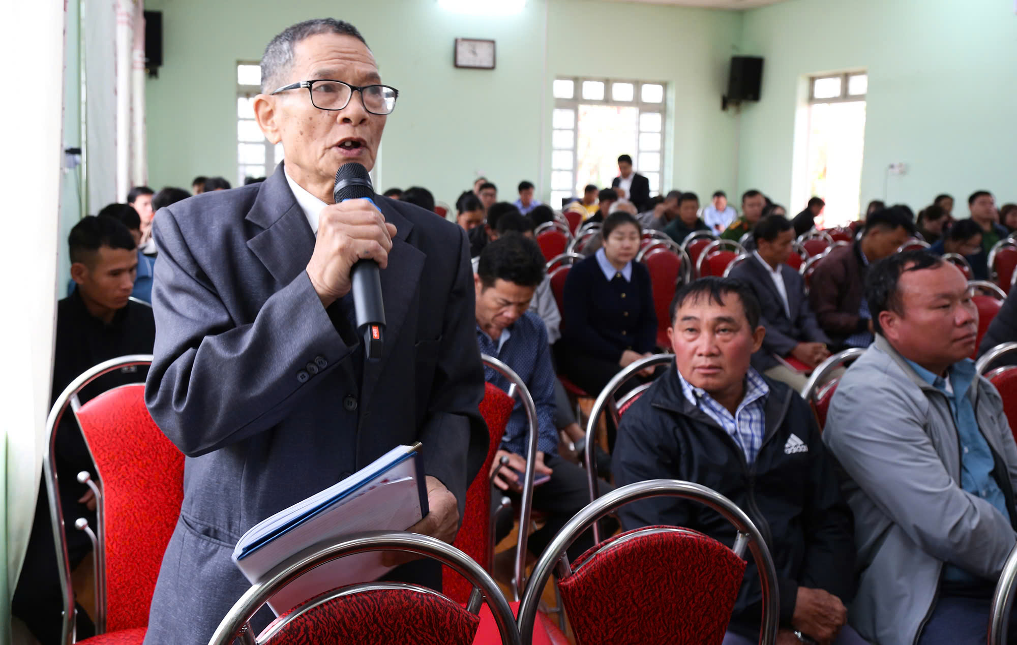 Bà Hà Thị Nga trả lời cử tri về 'nút thắt' phát triển kinh tế - Ảnh 1.