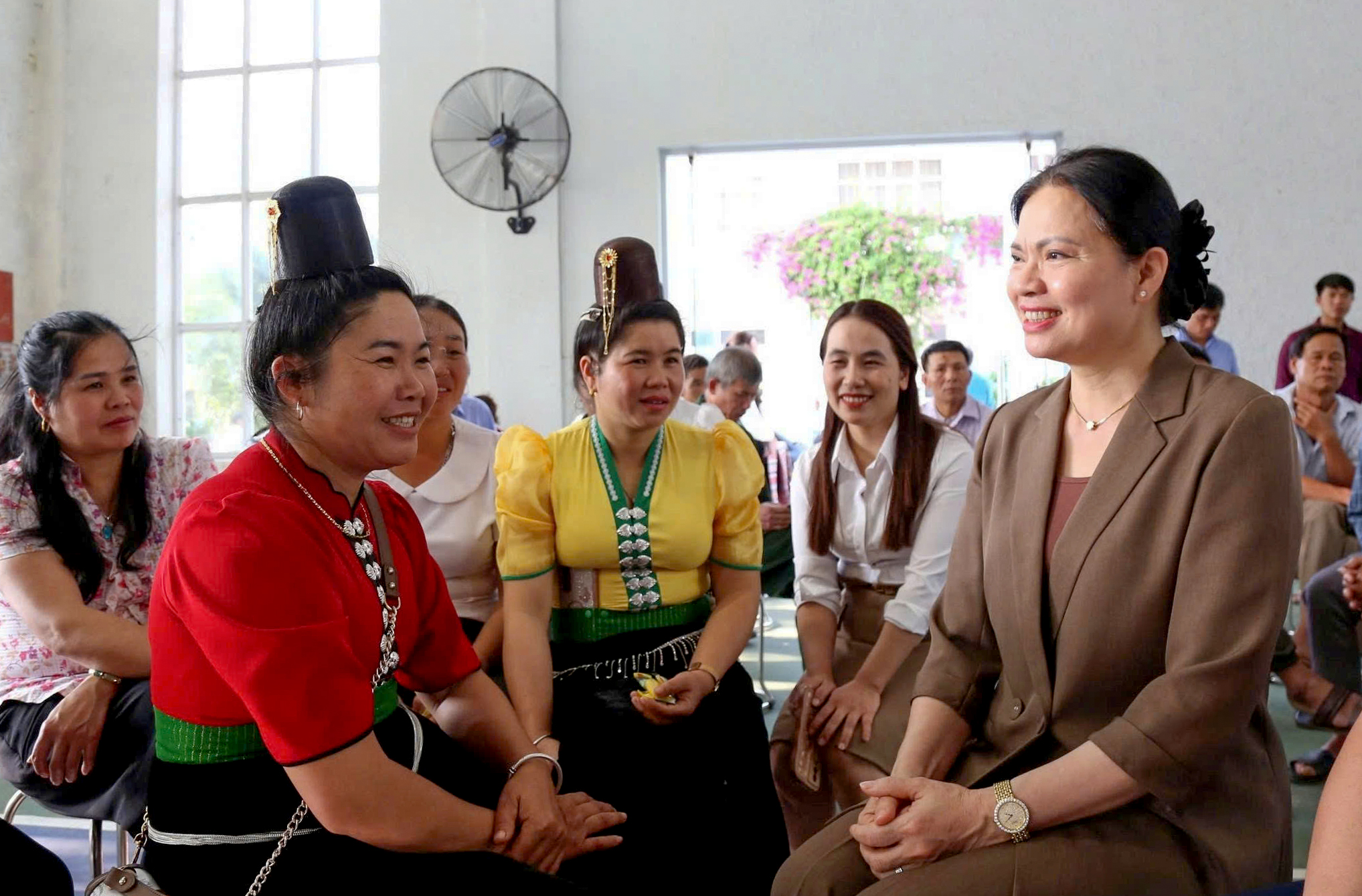 Bà Hà Thị Nga trả lời cử tri về xây dựng nhà văn hóa thôn, bản- Ảnh 1.