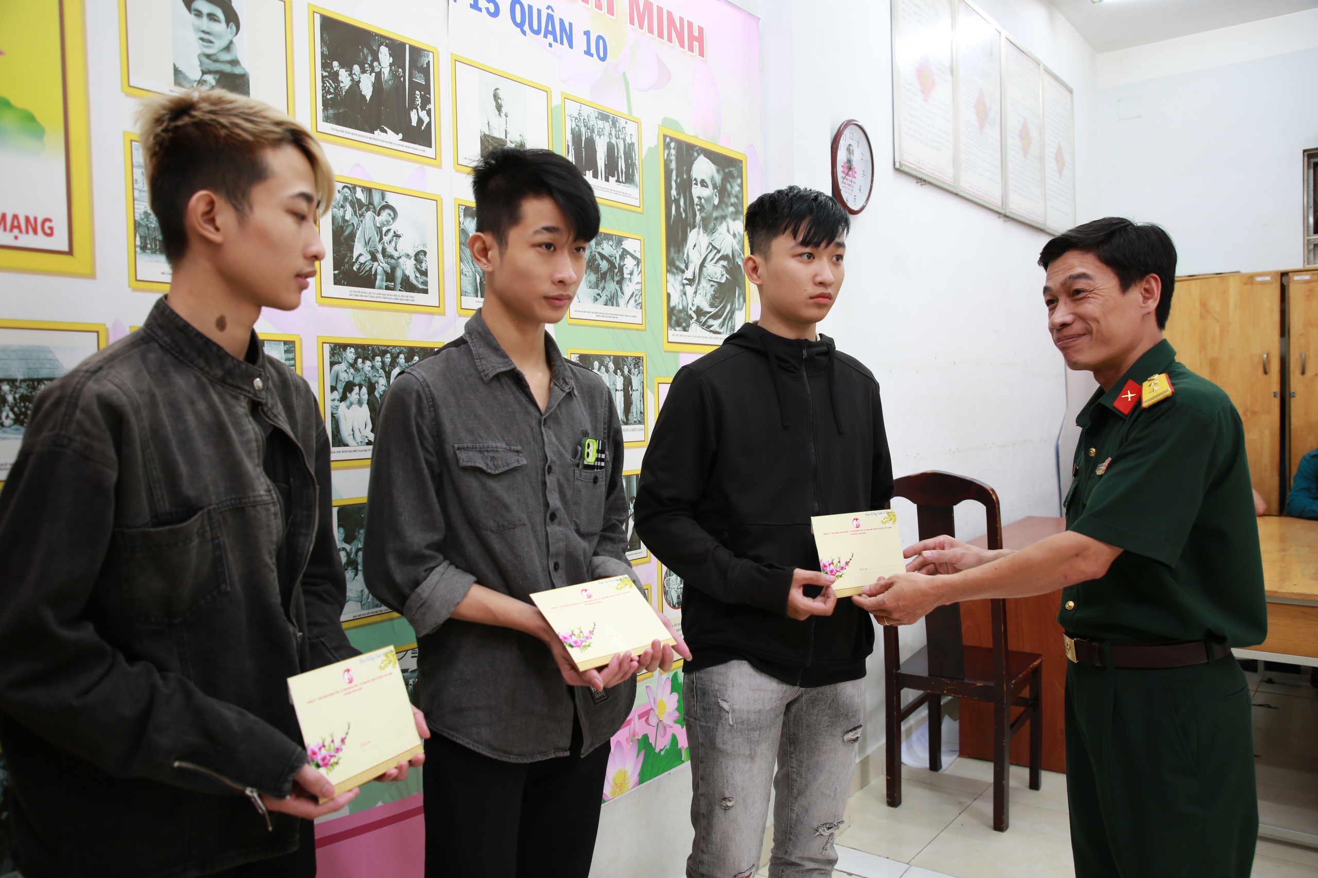 Ba anh em cùng tình nguyện nhập ngũ 1 TP.HCM: Ba anh em tạm gác mưu sinh, tình nguyện nhập ngũ - Ảnh 1.