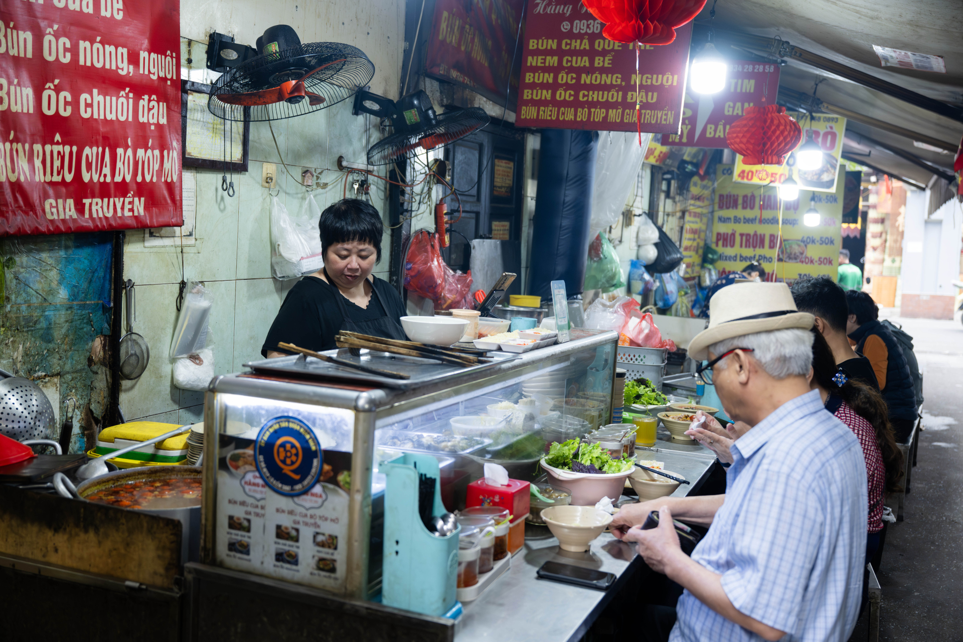 Ồn ào bát bún riêu 80k ở chợ Đồng Xuân: Bà chủ tố Tiktoker “nói sai sự thật”, Quan Không Gờ phản pháo!- Ảnh 1.