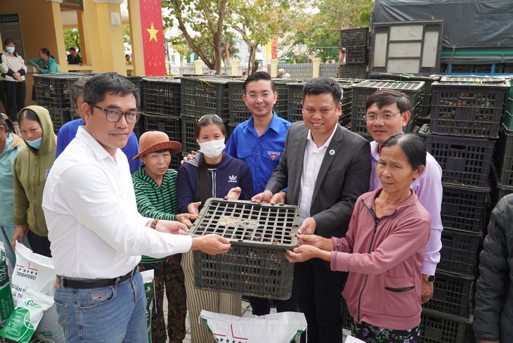 Bà con Đà Nẵng vỡ òa khi được trao hơn 8.000 con gà giống khôi phục sinh kế - Ảnh 1.