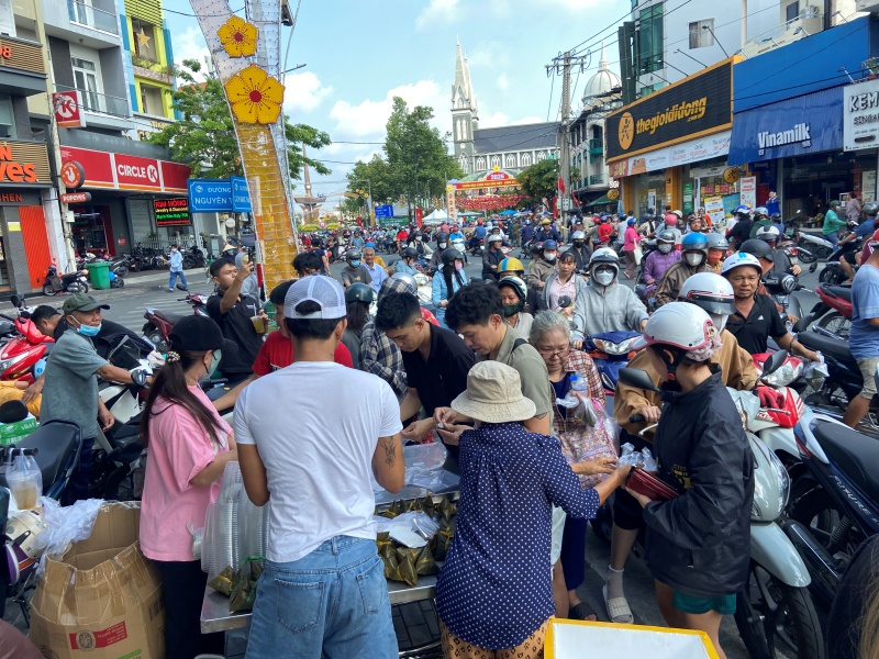 Nhiều du khách bất ngờ tại lễ hội mà 