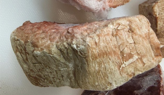 Thỉ bị bỏng lạnh khô xác, không nên ăn. Ảnh: Sohu