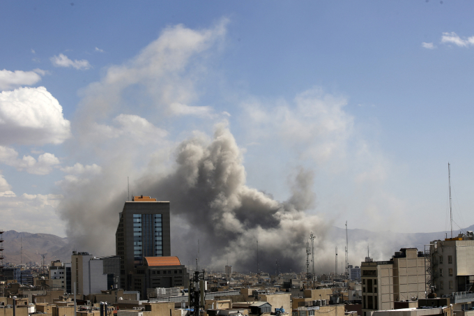 Cột khói bốc lên từ một khu vực bị không kích ở Tehran, Iran ngày 1/3. Ảnh: AFP