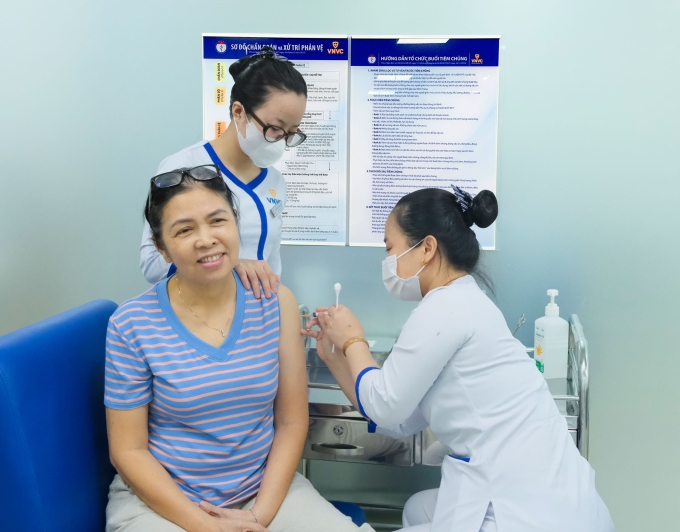 Bà Dung tiêm vaccine zona thần kinh tại Hệ thống Tiêm chủng VNVC. Ảnh: Hoàng Dương
