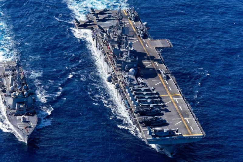 Tàu USS Tripoli (phải) được chụp ảnh vào tháng 2. Ảnh: HẢI QUÂN MỸ 1.png