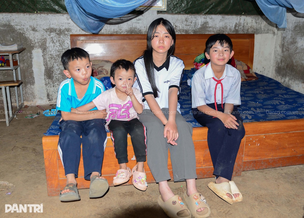 Ba mất, mẹ rời đi, bé gái 16 tuổi làm thuê 150.000 đồng/ngày nuôi 3 em thơ - 1