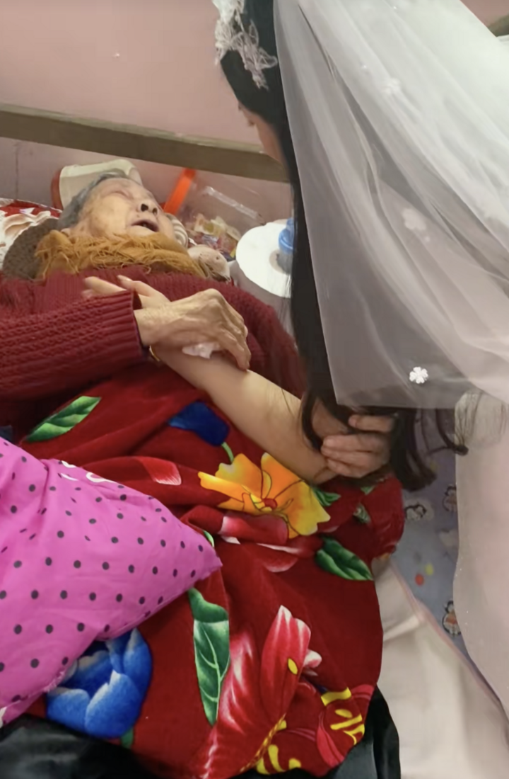 Nghẹn ngào khoảnh khắc bà nội 90 tuổi khóc khi nằm tiễn cháu gái về nhà chồng- Ảnh 1.