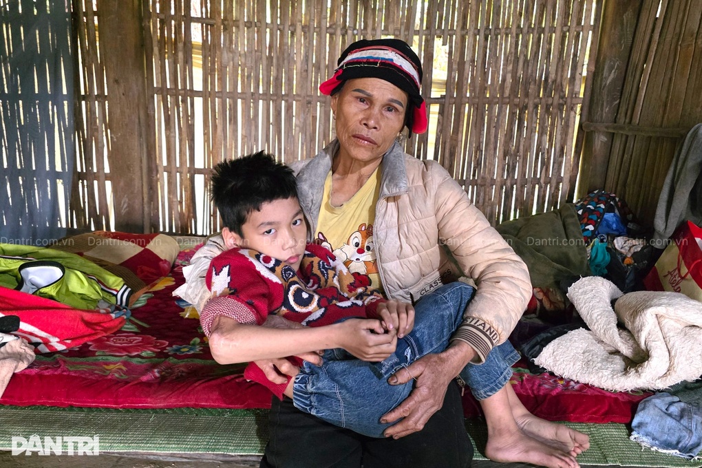 Bà nội già yếu gắng sức chăm cháu khuyết tật nặng - 1