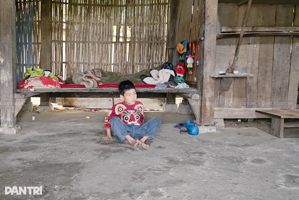 Bà nội già yếu gắng sức chăm cháu khuyết tật nặng - 2