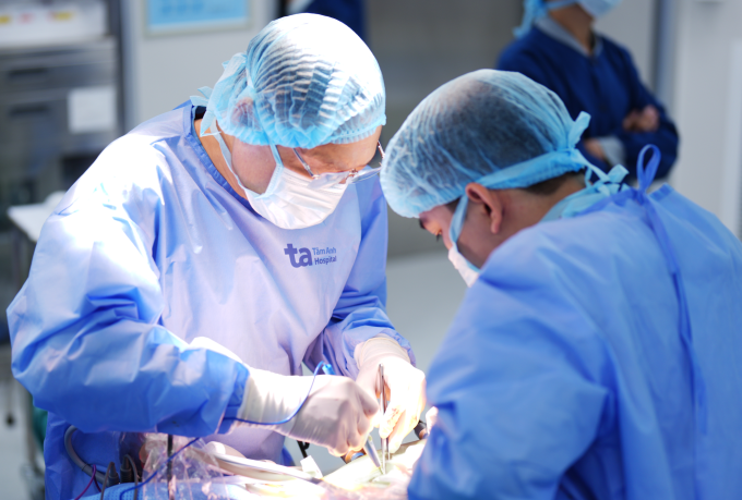 Bác sĩ phẫu thuật cho người bệnh ung thư trực tràng. Ảnh: Bệnh viện Đa khoa Tâm Anh