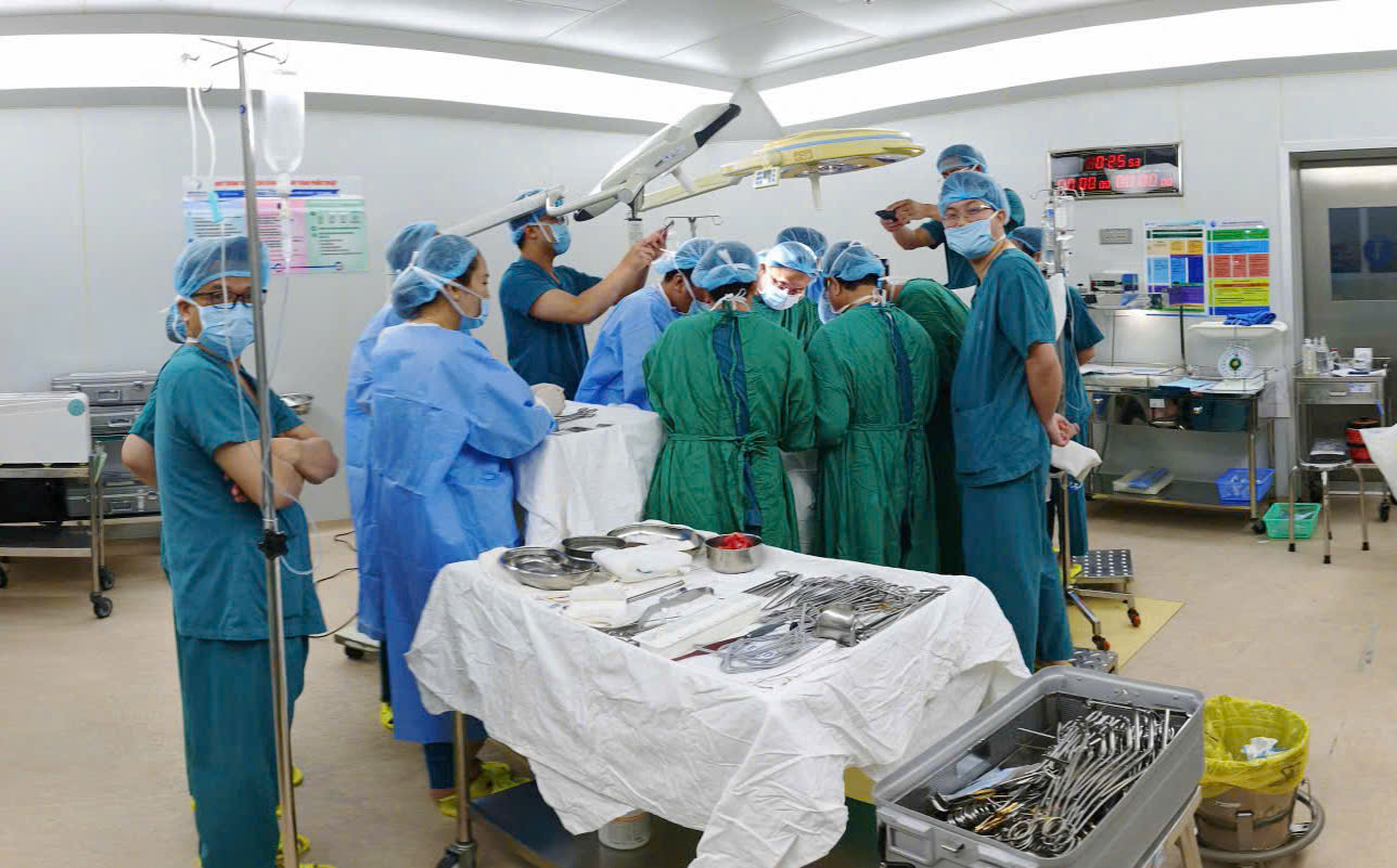 Bác sĩ Từ Dũ và Chợ Rẫy xuyên đêm mổ lấy khối thai sát động mạch chủ bụng cực hiếm gặp 1 Từ Dũ - Ảnh 1.