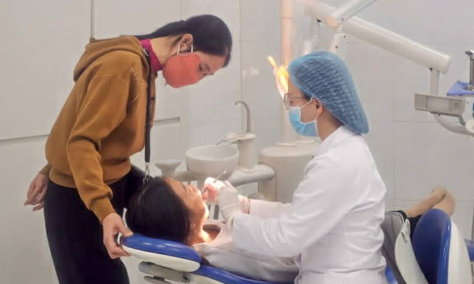 Một bệnh nhân khám răng tại Bệnh viện Răng hàm mặt Trung ương. Ảnh: Thu Trang