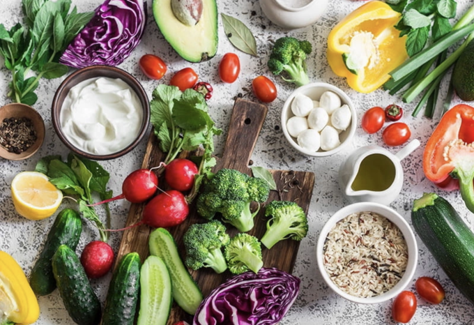 Bác sĩ Garattini ủng hộ nhiệt thành chế độ ăn Địa Trung Hải. Ảnh: Fatherly