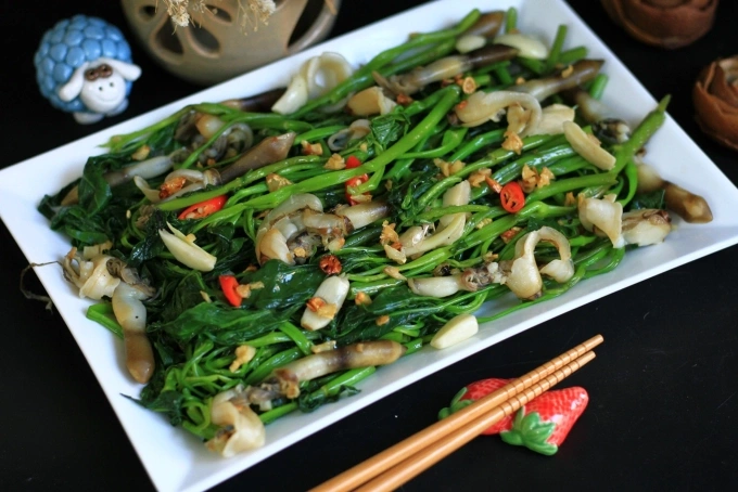 Để giảm mỡ, mọi người nên tăng cường ăn rau xanh, hạn chế tinh bột. Ảnh: Bùi Thủy