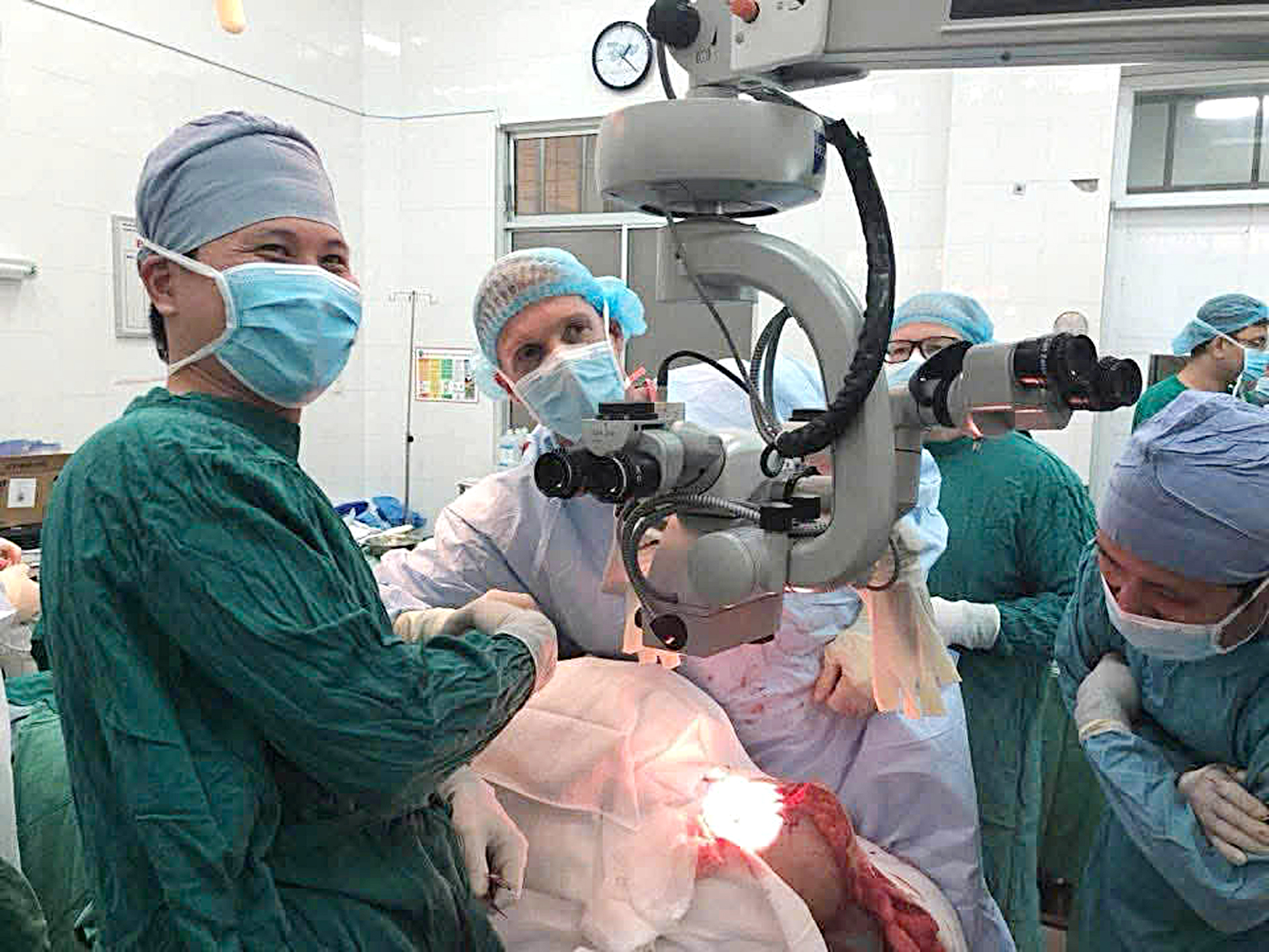 Bác sĩ kéo những 'đường mạch' hồi sinh cuộc đời người di chứng bỏng 2 vi phẫu - Ảnh 3.