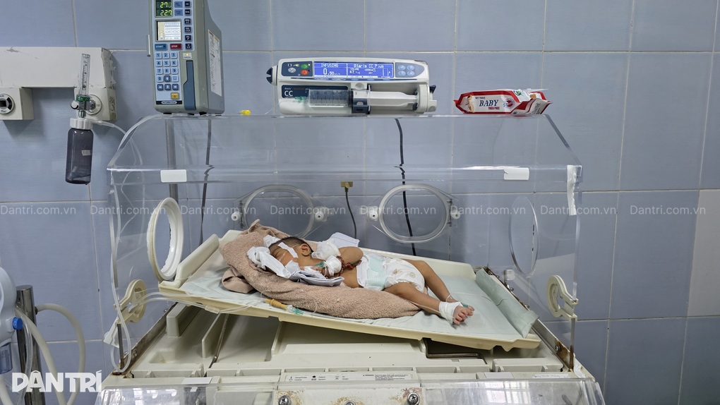 Bác sĩ kêu gọi bạn đọc cứu bé sơ sinh nguy kịch tính mạng - 1