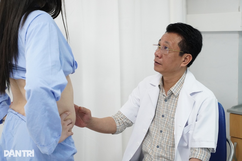 Bác sĩ ngày mổ, đêm học sản xuất video ở tuổi ngũ tuần - 1