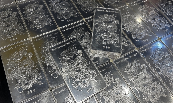 Bạc thỏi loại 1 kg được giao dịch trên thị trường. Ảnh: Phú Quý