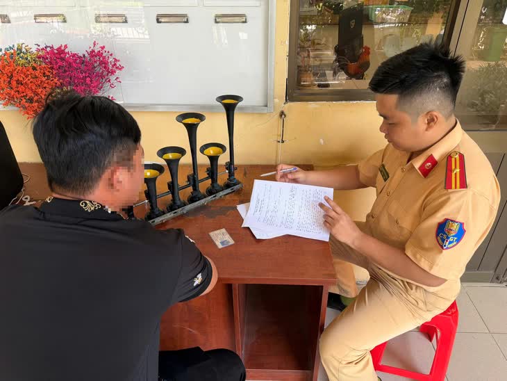 Bấm còi xe khi chờ đèn đỏ chỉ mang tính cảnh báo thôi, sao phải khó chịu? 1 Bấm còi xe khi chờ đèn đỏ chỉ mang tính cảnh báo thôi, sao phải khó chịu? - Ảnh 1.