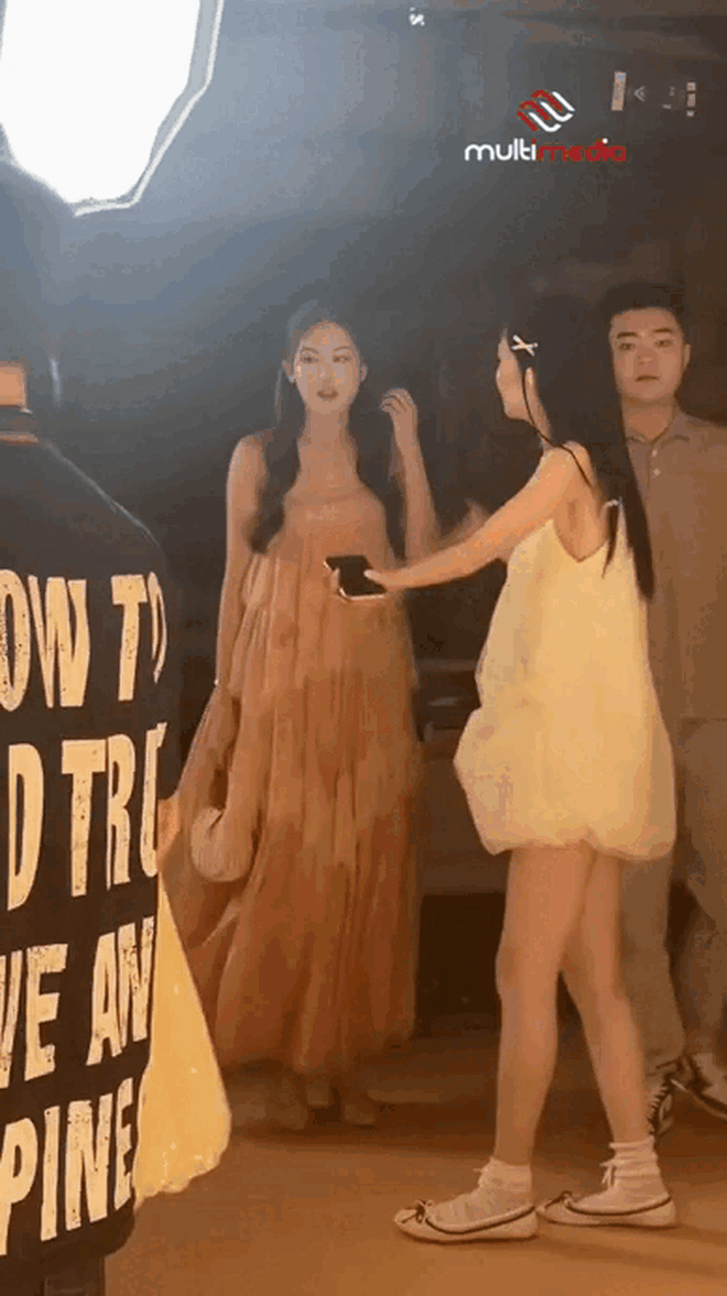 Mỹ nữ đi giày bệt khiến cả cõi mạng ồn ào: Bạn gái 