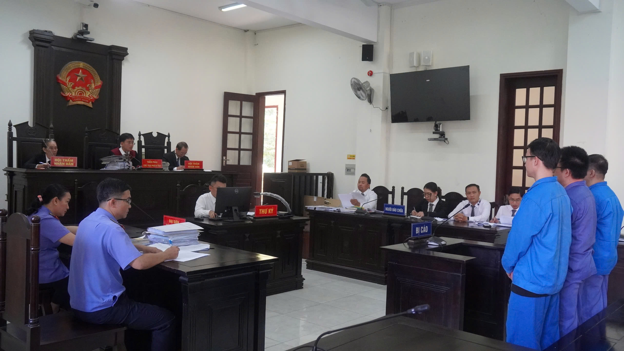 Cán bộ Đoàn phường bán giấy xác nhận làm tình nguyện giả cho sinh viên lãnh án tù - Ảnh 1.