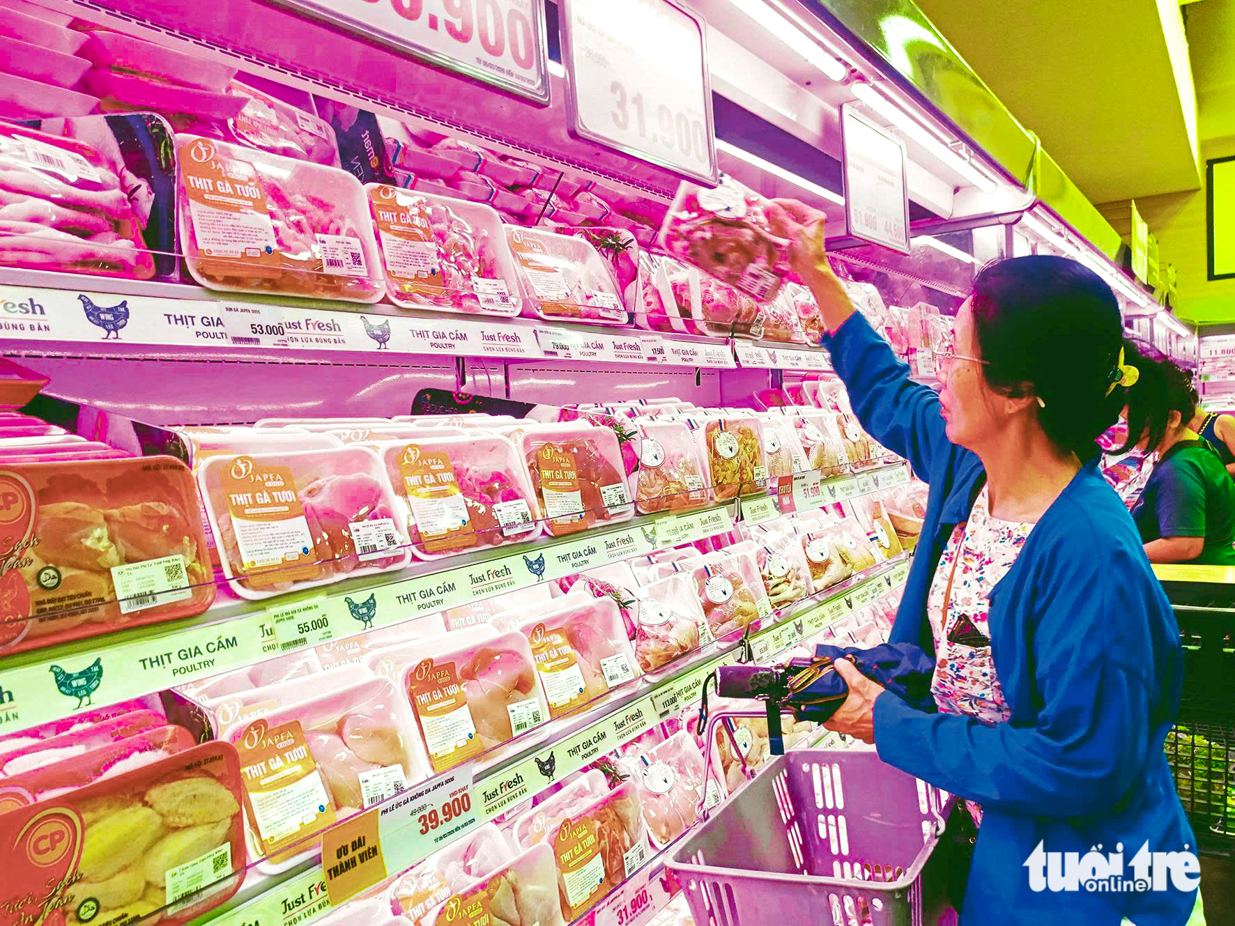 Bán lẻ 'khóa giá' hàng thiết yếu, giảm áp lực từ giá xăng dầu 1 xăng dầu - Ảnh 1.