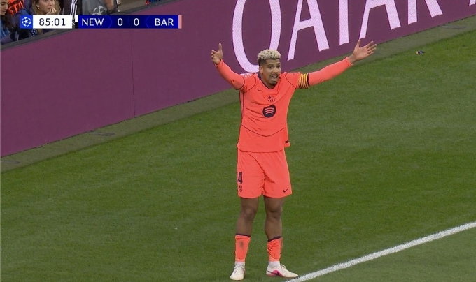 Araujo sốt ruột chờ trọng tài cho vào sân...