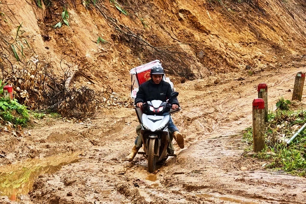 Băng rừng đến 'ngày hội non sông':Con đường gian nan vào điểm bầu cử nóc ông Bình - Ảnh 1.