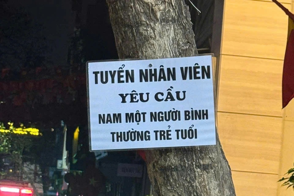 Bảng tìm nhân viên quán cà phê ở Hà Nội gây lú, nhiều người phải đọc lại - 1
