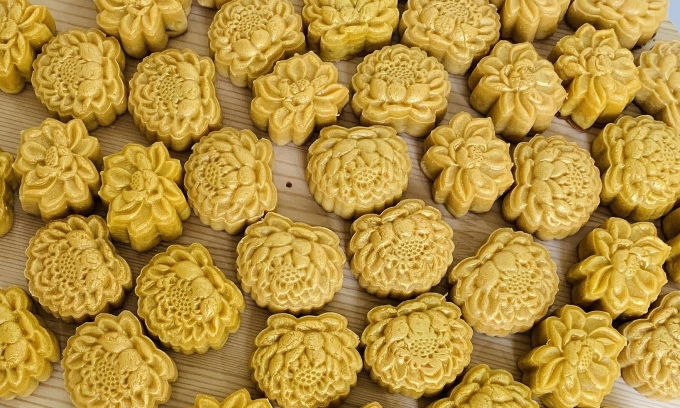 Bánh trung thu hoa sen có trọng lượng 50gram tại cơ sở làm bánh ở phường Hạnh Thông, TP HCM. Ảnh: Nguyễn Liễu