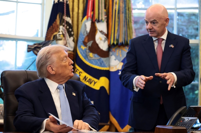 Tổng thống Mỹ Donald Trump ngồi cạnh Chủ tịch FIFA Gianni Infantino trong cuộc họp với lực lượng đặc trách World Cup 2026 tại Phòng Bầu dục, Nhà Trắng ở Washington, D.C., Mỹ, ngày 17/11/2025. Ảnh: Reuters