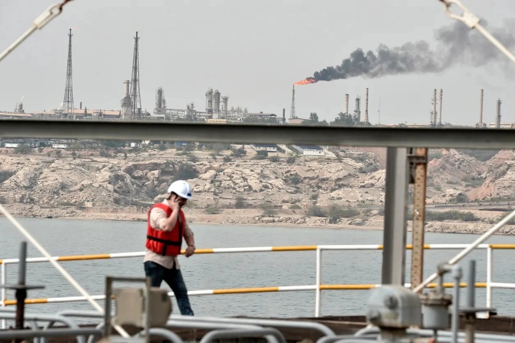 Báo Mỹ: Tổng thống Trump cân nhắc kiểm soát huyết mạch dầu mỏ của Iran - 1