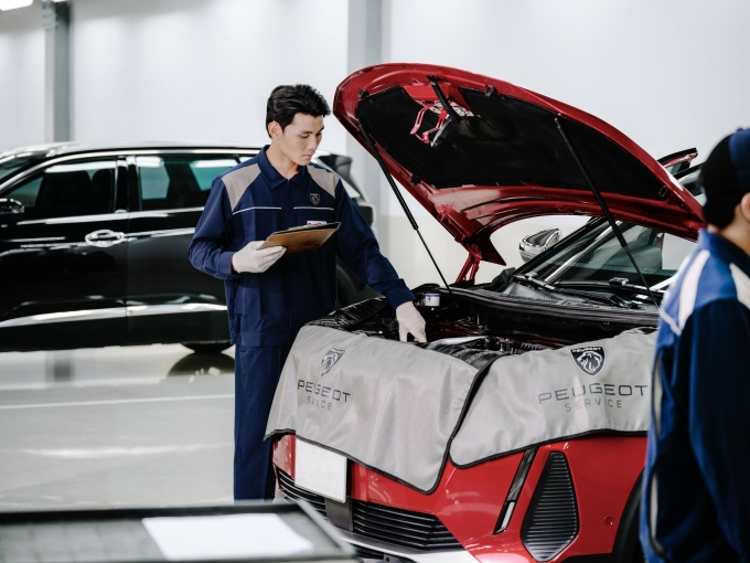 Kỹ thuật viên Thaco Auto kiểm tra một dòng xe Peugeot sau hành trình dài xuyên Việt. Ảnh: Thaco Auto